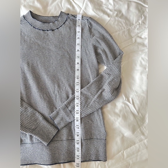Everlane Organic Cotton Crewneck Sweater - Picture 6 of 8
